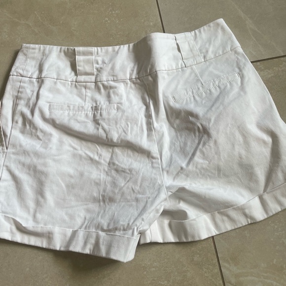 Low rise white shorts 10. Light stretch. - Picture 1 of 4